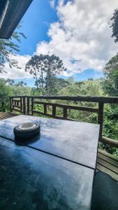 a tire sitting on a bench in front of a fence at Villa Gatto Chalés - Visconde de Maua in Bocaina de Minas