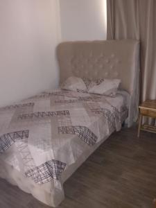 een bed in een slaapkamer met een sprei en kussens bij PLAYA Y CAMPO EN UN SOLO LUGAR in Olón