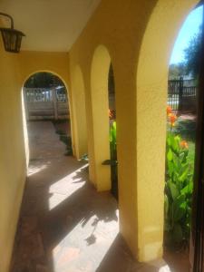 un arco in una casa con giardino di Kempton Park Lodge Birch Acres Kempton Park a Kempton Park