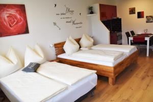 a room with two beds and a table at Apartment d´Auszeit in Bad Goisern