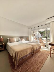 A bed or beds in a room at Casa Vale do Lobo