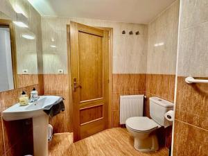 uma casa de banho com um WC e um lavatório em Encantador Piso a 150m del Tren em Pola de Lena