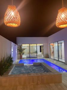 una piscina en una casa con dos luces en Casa Kumaye la miel Ibague, en Ibagué