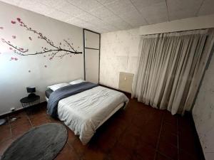 1 dormitorio con 1 cama y un mural en la pared en Appartement sympa, en Fresnes