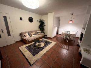 a living room with a couch and a table at Appartement sympa in Fresnes +5 photos