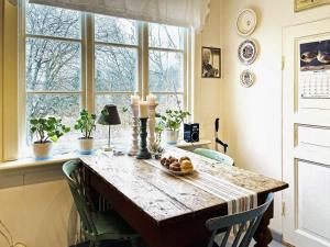 einen Holztisch in einem Zimmer mit Fenster in der Unterkunft Holiday home HÅVERUD in Håverud