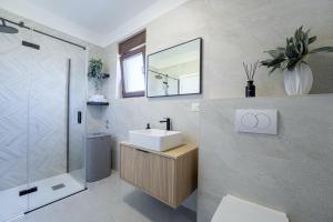 Koupelna v ubytování Villa Tina in Pinezići (Haus für 10 Personen)