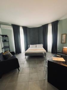 ein Schlafzimmer mit einem Bett in der Mitte eines Zimmers in der Unterkunft La Terrazza su Palermo in Palermo