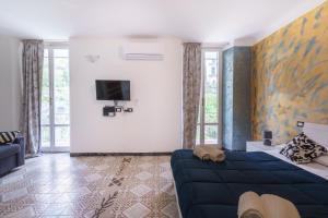 a living room with a blue couch and a tv at Willy's apartment in Manarola