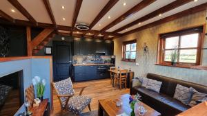 a living room with a couch and a table at Bed Op Steeg Vakantiehuis / Bed and Breakfast in De Steeg