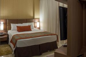 una camera d'albergo con un letto e una TV a schermo piatto di The Sun Full Condominiun a Brasilia Altre 51 foto