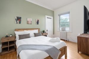 um quarto com uma cama grande e uma televisão em Penthouse / Sunset Private Terrace, 6Bdrs-13Guests em Montreal