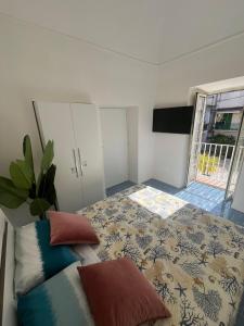 Postel nebo postele na pokoji v ubytování SUITE 21 ERCOLANO