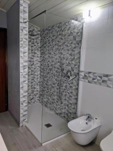 y baño con ducha y lavamanos. en Lago Maggiore - Loft Apartment, en Ispra