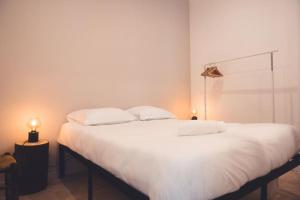 duże białe łóżko z 2 poduszkami w obiekcie Le Baudelaire, T3 en duplex w Tours
