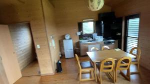 eine Küche und ein Esszimmer mit einem Tisch und Stühlen in der Unterkunft Eco Park Ronshohara - Vacation STAY 41984v in Unzen