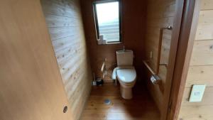 een kleine badkamer met een toilet en een raam bij Eco Park Ronshohara - Vacation STAY 41984v in Unzen