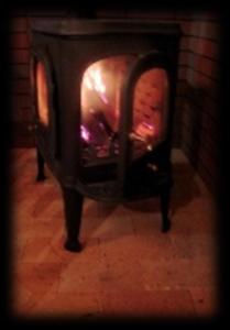 雲仙市にあるEco Park Ronshohara - Vacation STAY 41984vの暖炉付きの部屋に備わる薪ストーブ