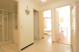 um quarto com um corredor com paredes brancas e um quarto com um espelho em Antibes city center - 1 bedroom - 4 People em Antibes