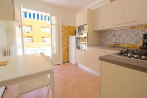 uma cozinha com armários brancos e uma grande janela em Antibes city center - 1 bedroom - 4 People em Antibes