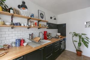 uma cozinha com um lavatório e uma bancada em Bright apartment in Aubervilliers em Aubervilliers