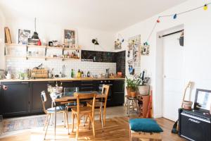 uma cozinha e sala de jantar com mesa e cadeiras em Bright apartment in Aubervilliers em Aubervilliers
