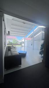 a living room with a couch and a blue table at Residencial la Toscana in Penonomé