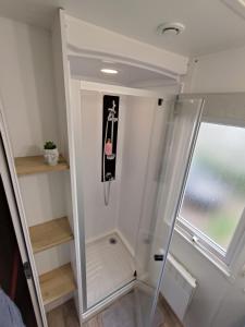 a walk in shower in a tiny house at Mobil home 3 chambres Accès direct plage 4 Etoiles in Canet-en-Roussillon