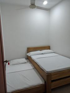 duas camas sentadas uma ao lado da outra num quarto em Apartamento Confort em Arboletes