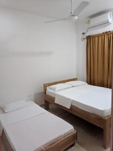 Apartamento Confort في أربوليتيه: غرفة نوم بسريرين وستارة