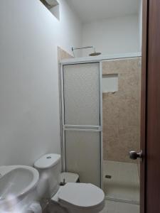 uma casa de banho com um WC, um lavatório e um chuveiro em Apartamento Confort em Arboletes