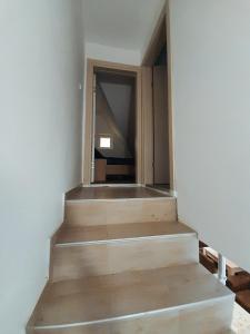 uma escada com uma janela num quarto em Stevan Sremac em Sokobanja