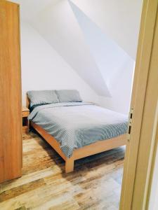 ein Schlafzimmer mit einem Bett in einem Zimmer in der Unterkunft Stevan Sremac in Sokobanja