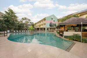ein großes Schwimmbad vor einem Hotel in der Unterkunft La Pagerie - Tropical Garden Hotel in Les Trois-Îlets