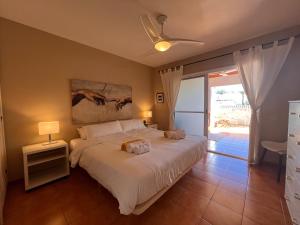 Ένα ή περισσότερα κρεβάτια σε δωμάτιο στο OBSIDIAN Brisas de Adeje +29 φωτογραφίες