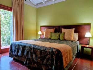 a bedroom with a bed and a window at Raices Amambai Lodges in Puerto Iguazú