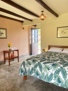 sypialnia z dużym łóżkiem i stołem w obiekcie La Casa de Mario - Gocta w mieście Cocachimba