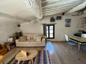 A seating area at Toits Vieil - Appartement de charme avec terrasse d'exception Aix-en-Provence