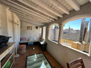 Pokój z widokiem na salon w obiekcie Toits Vieil - Appartement de charme avec terrasse d'exception Aix-en-Provence w Aix-en-Provence