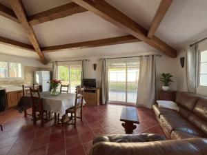 ein Wohnzimmer mit einem Sofa und einem Tisch in der Unterkunft Les Villas du Parc in Antibes