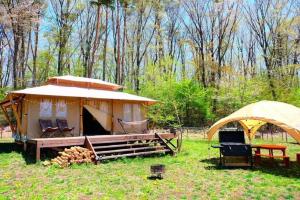 gazebo con tavolo e sedie in un campo di Camp inn Kiyosato GRANDEUR - Vacation STAY 42081v a Hokuto