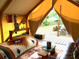 Camera con tenda, letto e tavolo di Camp inn Kiyosato GRANDEUR - Vacation STAY 42080v a Hokuto