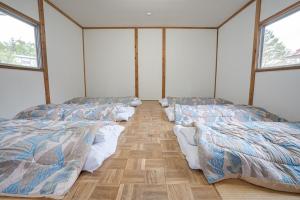Een bed of bedden in een kamer bij Shinei Kiyosato Campsite - Vacation STAY 42245v