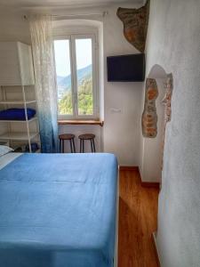 a bedroom with a bed and a window with a view at Belvedere Affittacamere in Corniglia
