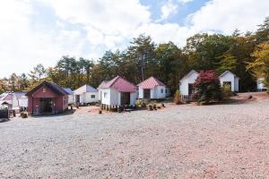 a row of houses sitting on a gravel lot at Shinei Kiyosato Campsite - Vacation STAY 42213v in Hokuto