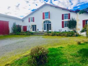 HeugasにあるGîte 10 personnes dans la Nature proche Océan Landesの白い家