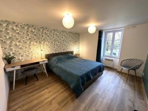 HeugasにあるGîte 10 personnes dans la Nature proche Océan Landesのベッドと机と窓のある寝室