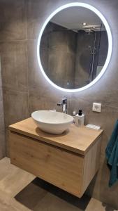 a bathroom with a sink and a mirror at Dulce Tierra - vakantiewoning in Zoutelande +39 photos