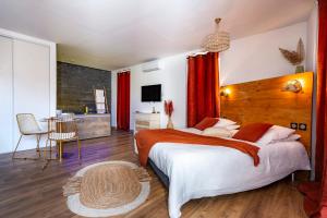 ein großes Schlafzimmer mit einem großen Bett und einem Badezimmer in der Unterkunft Loft Romantique - Spa Privatif - Spa Noctambulles in Hyères