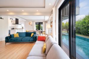 - un salon avec un canapé et une piscine dans l'établissement Casa Oliva City 3 with Sauna Jakuzzi Pool & BBQ, à Fethiye